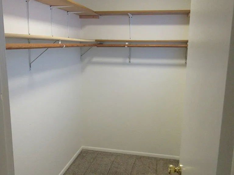 One Bedroom Apartment by Bush Park — Photo 14
