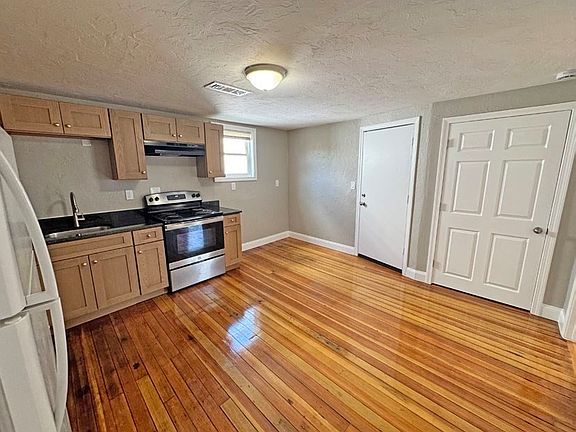 5th image of 122 Foster St