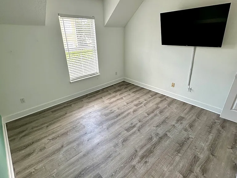 Eastpark Dr — Photo 7