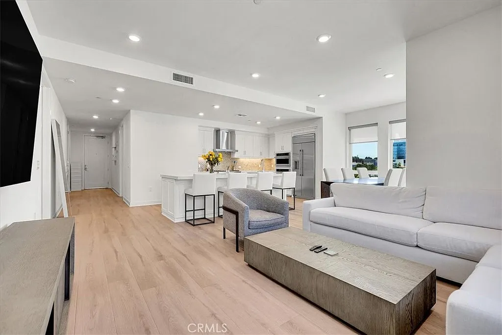 2 bed, 2.5 bath, 1825 sqft, $5,800 — Photo 3