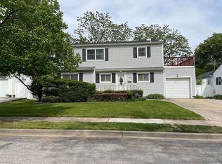 8 Terry Ln, Plainview, NY 11803