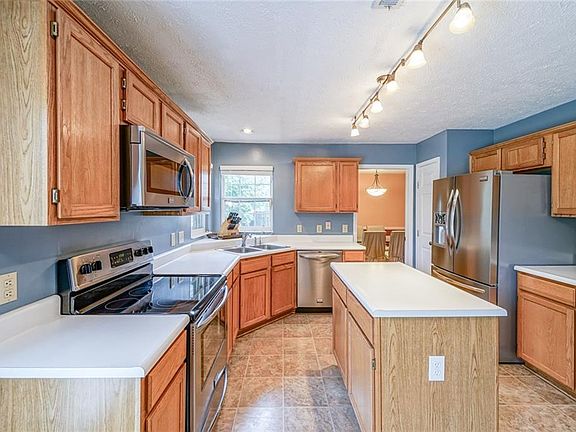 5th image of 717 S Tanninger Dr