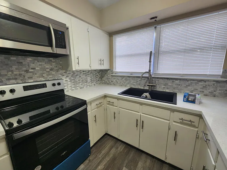 2901 Oleander Ln — Photo 3