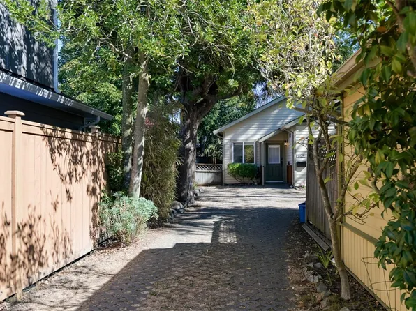 2563 Shelbourne St, Victoria, BC V8R 4L7
