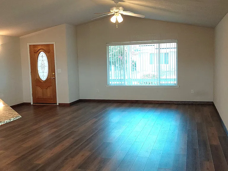 2102 Lara Ln — Photo 4