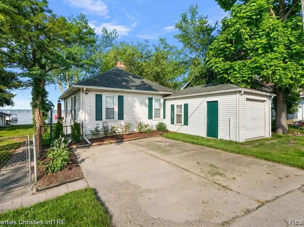 11346 E Shore Dr, Whitmore Lake, MI 48189