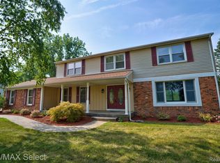 5267 Green Meadows Rd, Grand Blanc, MI 48439