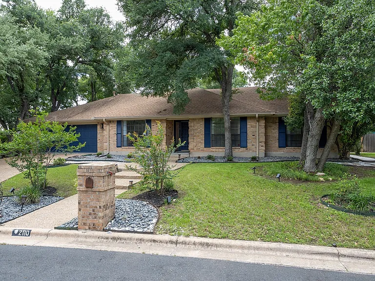2110 Wychwood Dr — Photo 2