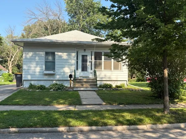147 N Crescent Dr, Mason City, IA 50401
