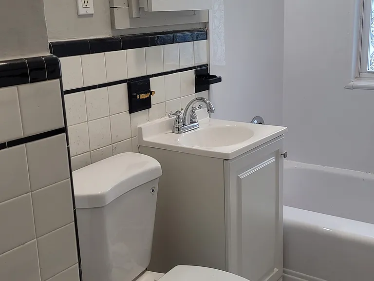 Adorable tiled bath