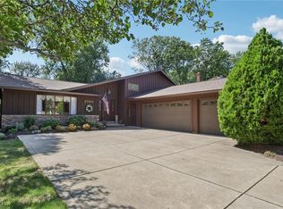 27411 Pineview Dr, Westlake, OH 44145