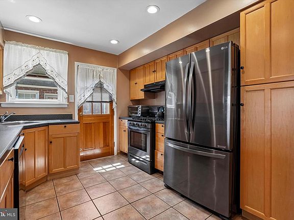 5th image of 8556 Castor Ave