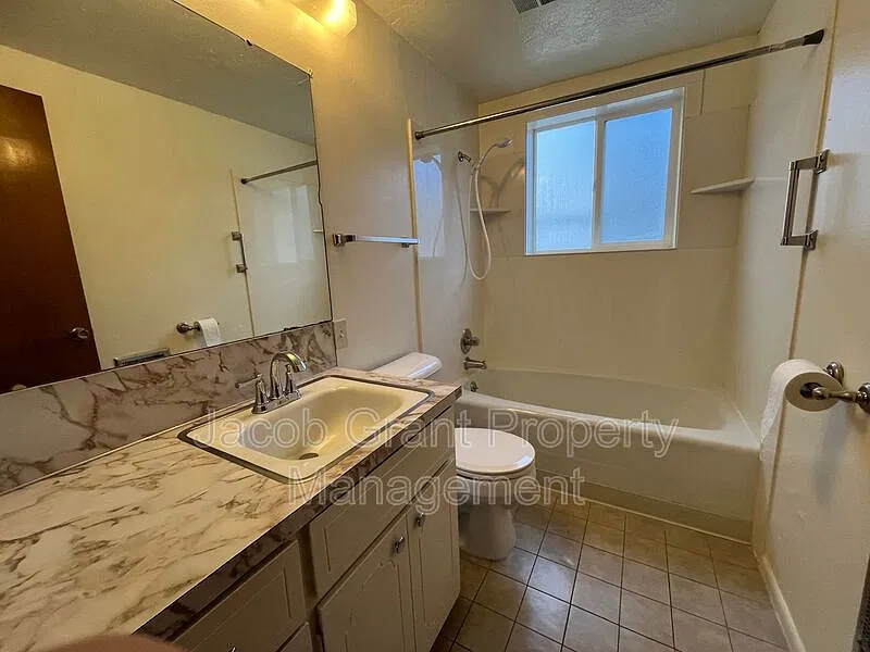 2 bed, 1.0 bath, 1040 sqft, $900 — Photo 4