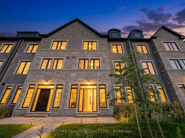 260 Eagle St #9, Newmarket, ON L3Y 1K1