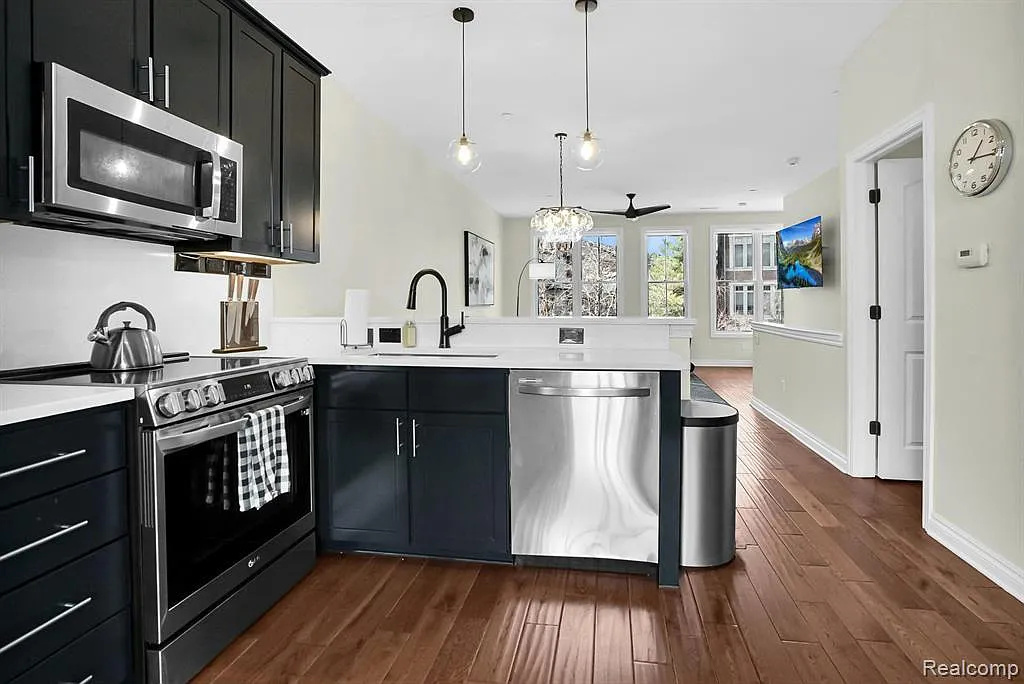 2 bed, 1670 sqft, $6,000 — Photo 2
