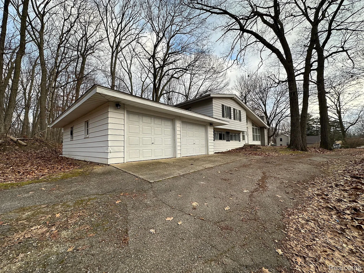 4870 Crestview Dr photo 1