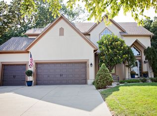 304 NE Oaks Ridge Dr, Lees Summit, MO 64064