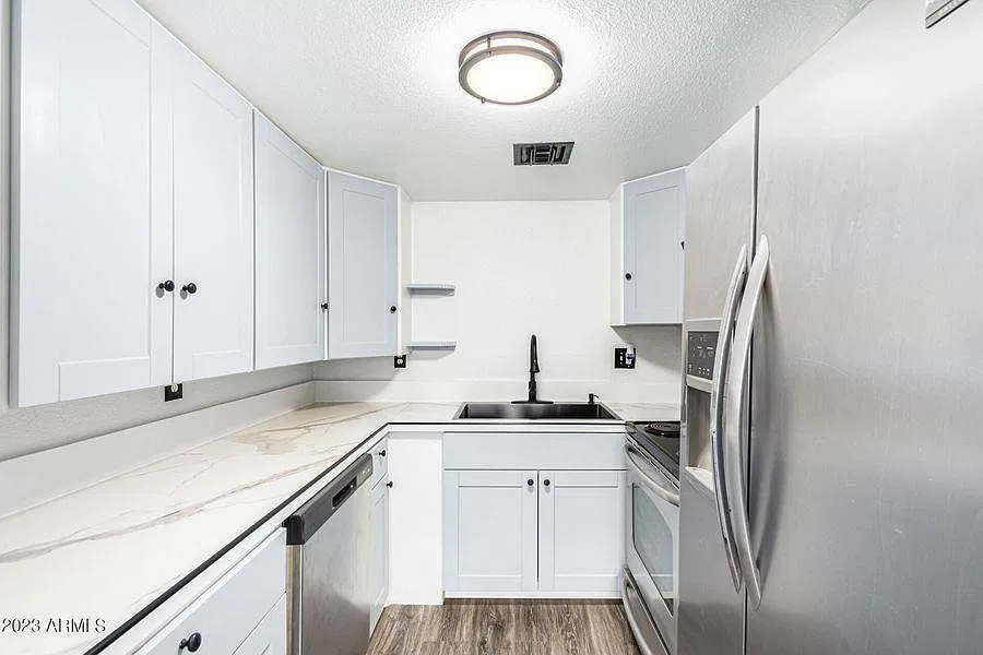 3 bed, 1106 sqft, $1,975 — Photo 2