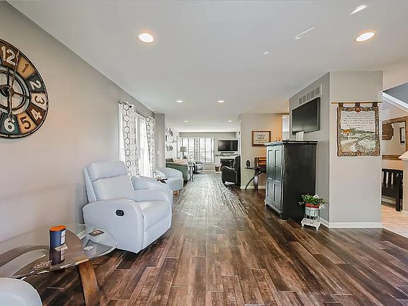 3rd image of 5570 N Wildrose Ave