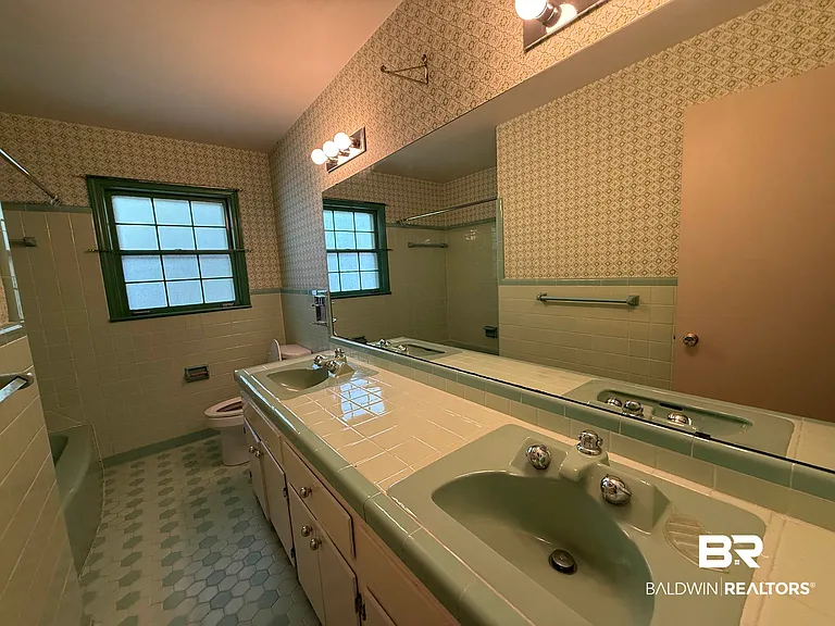 110 Patrician Dr — Photo 18