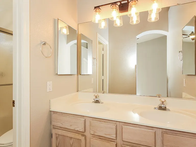 7034 N 28th Dr — Photo 10