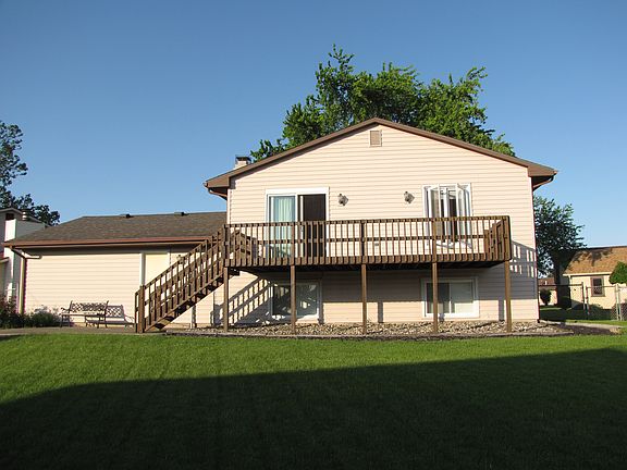22 X 8 DECK OVERLOOKING YARD