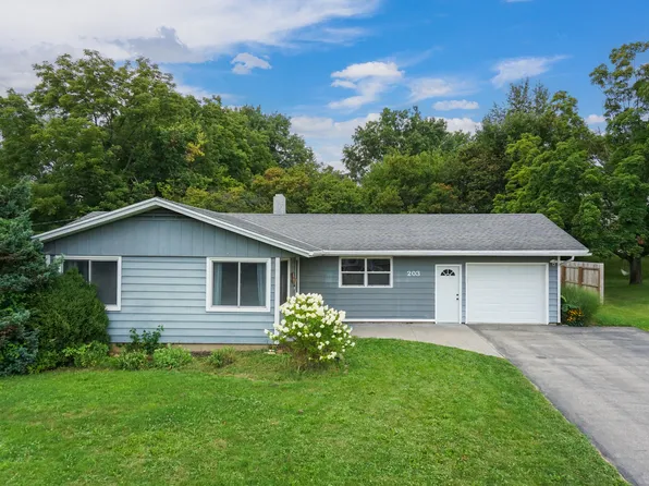 203 Highview Dr, Eureka, IL 61530