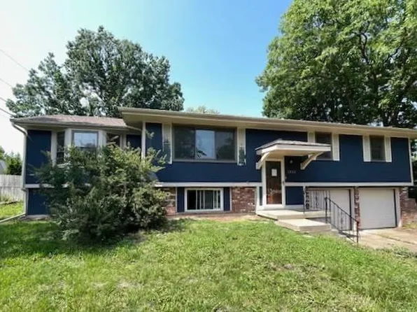 1202 Blueberry Dr, Harrisonville, MO 64701