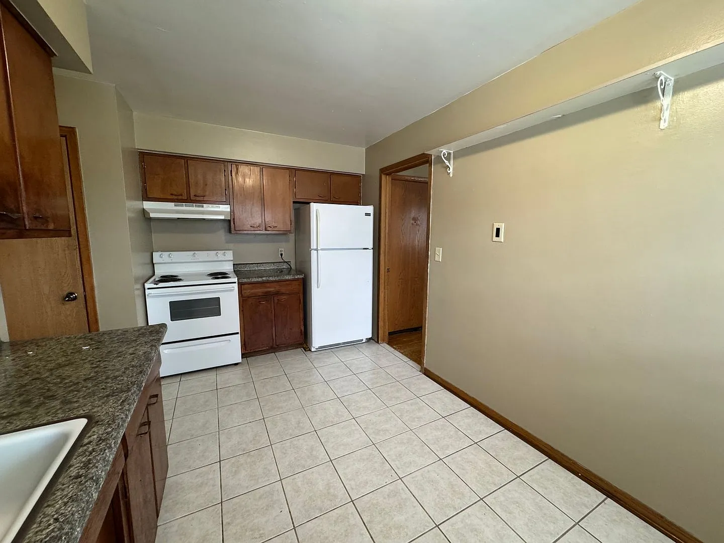 1360 Payne Ave — Photo 3