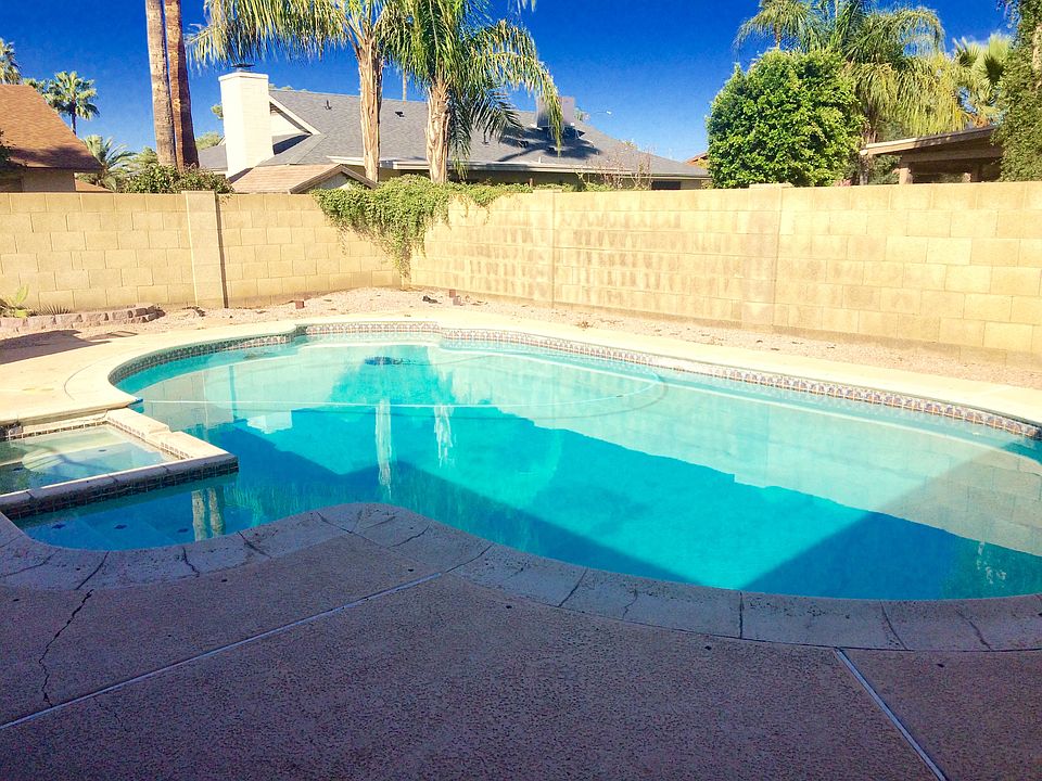 pool (5ft in the middle)