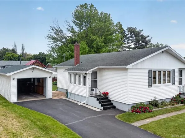 17 Hazelton Ave, Moncton, NB E1A 4J5