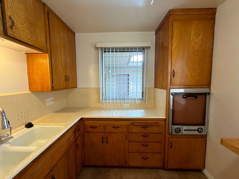 304 E Almond Ave — Photo 6
