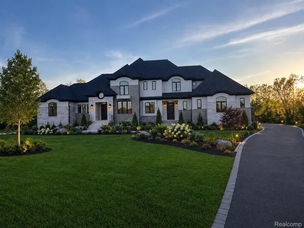 1812 Vista Dr, Oakland, MI 48363