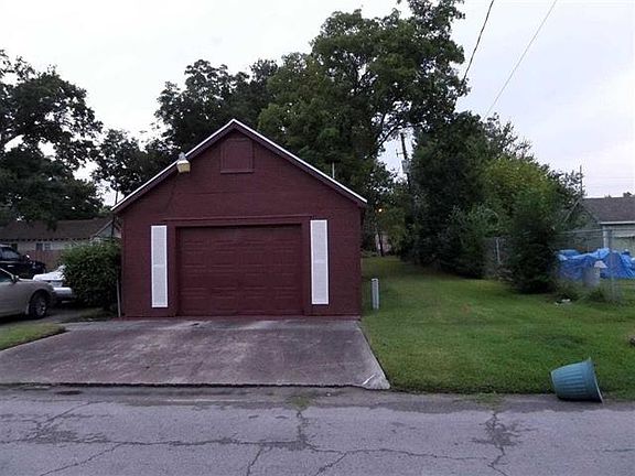 4th image of 1112 Prairie St