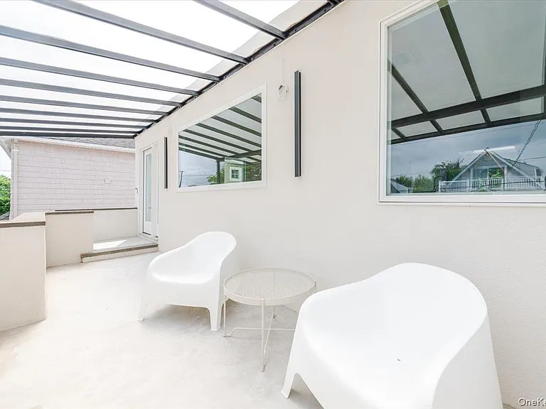 2105 Bay Blvd — Photo 2