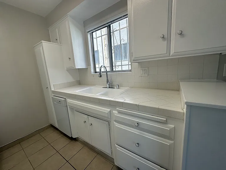 1023 N Laurel Ave — Photo 7