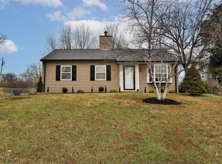 909 Crestland Dr, Ballwin, MO