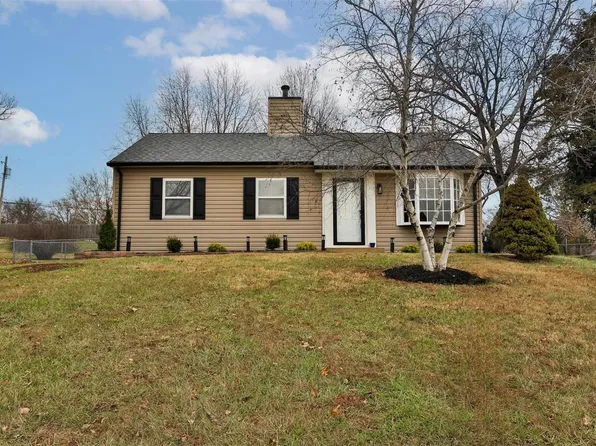 909 Crestland Dr, Ballwin, MO 63011