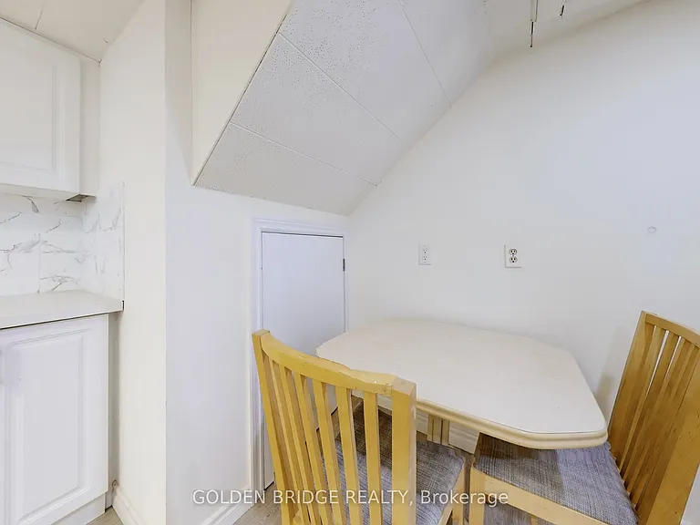 438 Centre St E — Photo 26