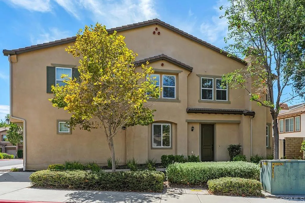 3 bed, 2.5 bath, 1739 sqft, $3,200 — Photo 3