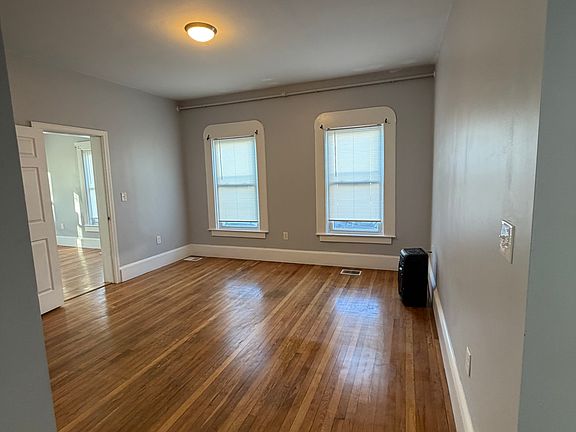 4th image of 140 Spring St