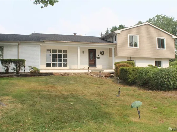 7246 Saint Auburn Dr, Bloomfield Hills, MI 48301