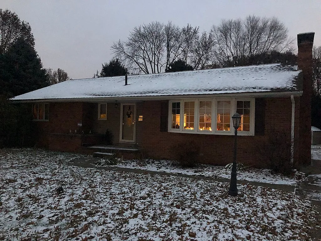 2812 Sharonwood Ave NW photo 1