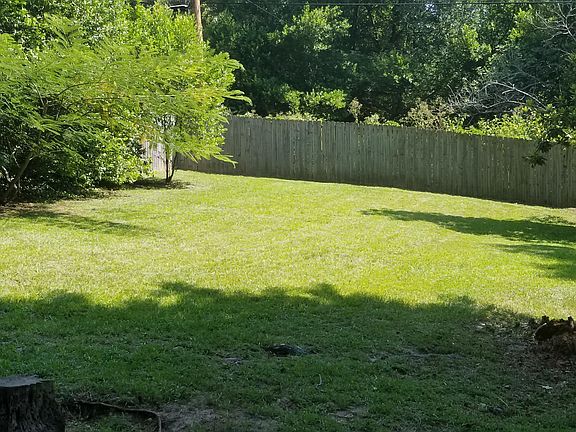 Huge fenced in back yard! Pets allowed!