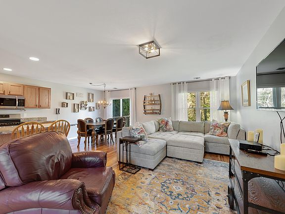 4th image of 105 Willow Pond Dr
