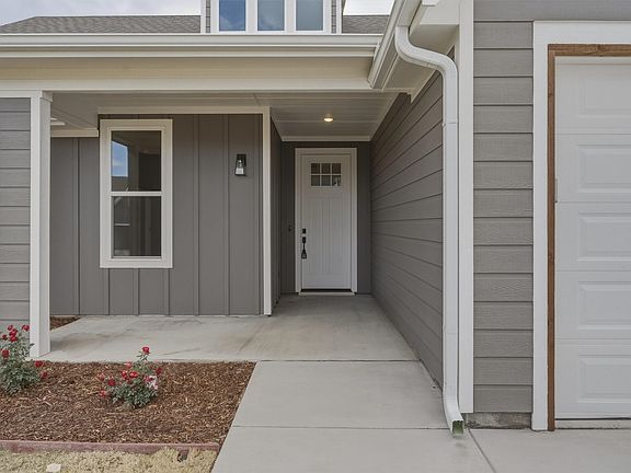 4th image of 421 Redbud Ln