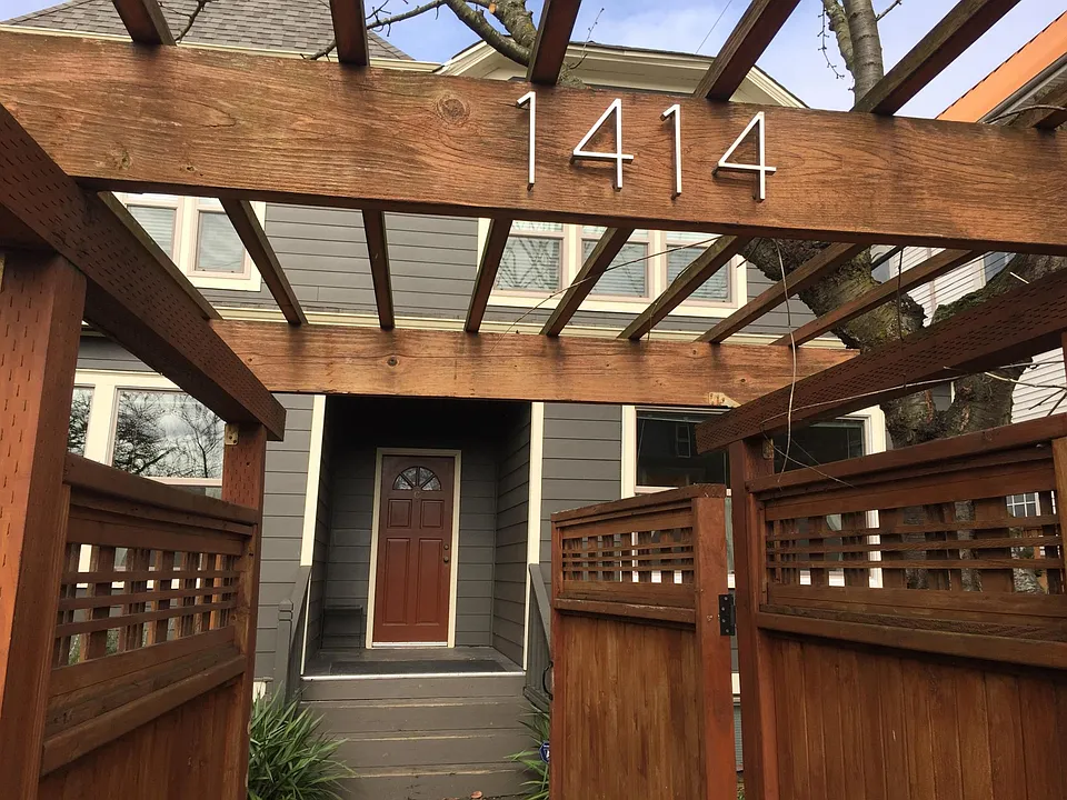 Entry to 1414 W Dravus