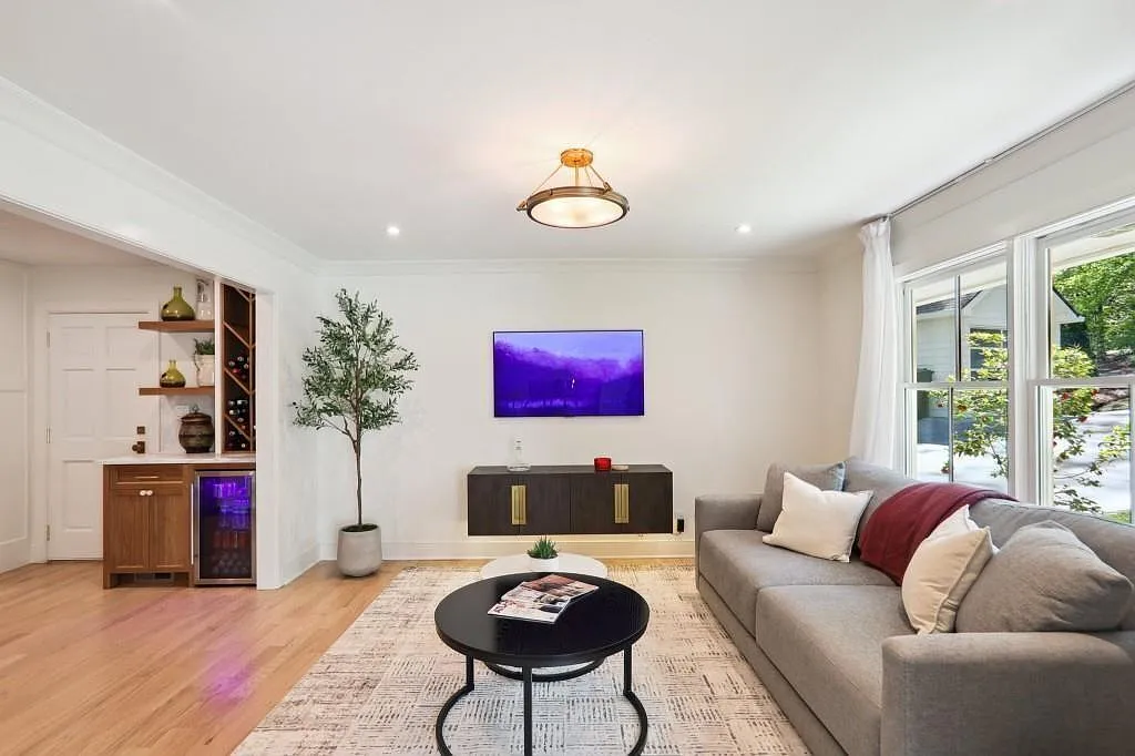 5 bed, 5.0 bath, 5000 sqft, $20,000 — Photo 3