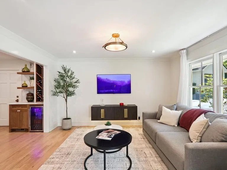 1007 Somerset Dr NW — Photo 3