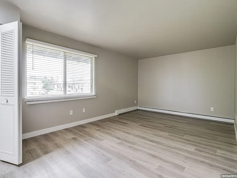 Maple Crest Apartments (Calumet Grove) — Photo 16